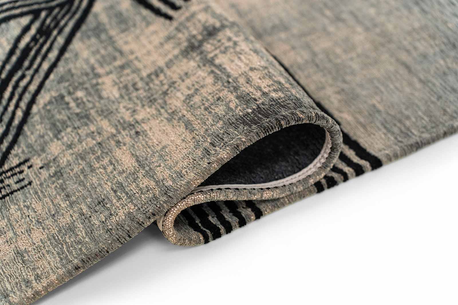 Louis De Poortere rug Meditation 2066 Kanji Darkstreet fold