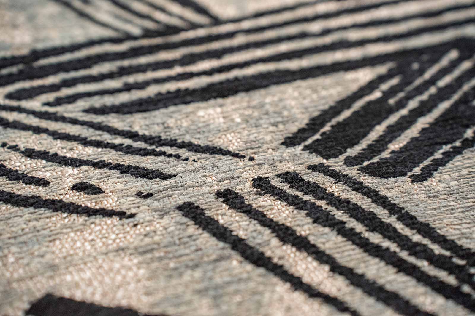 Louis De Poortere rug Meditation 2066 Kanji Darkstreet zoom 1