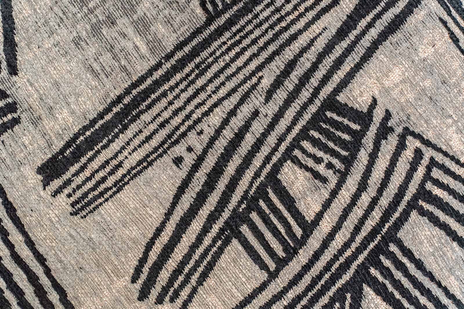 Louis De Poortere rug Meditation 2066 Kanji Darkstreet zoom 2